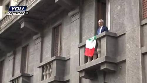 Da NoExpo uova contro la bandiera italiana