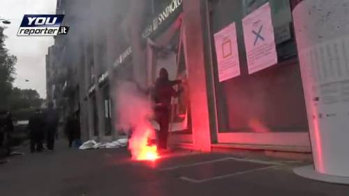 NoExpo, fumogeni contro la sede di Banca Intesa