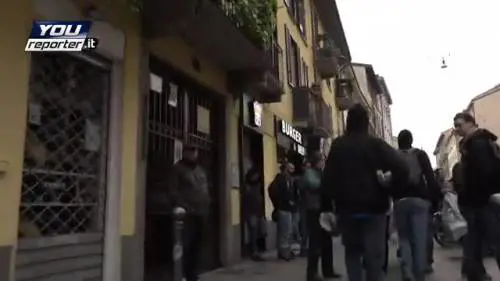 NoExpo, incappucciati con aste verso testa corteo