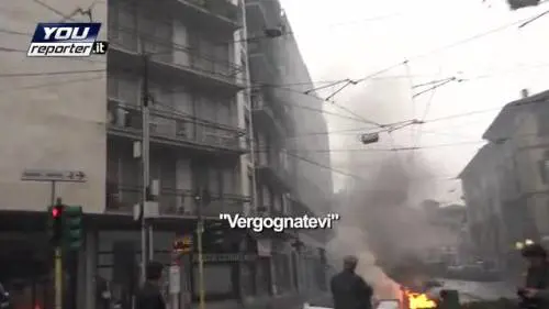 Milano, anziana alla finestra: "Siete la vergogna dell'Italia"