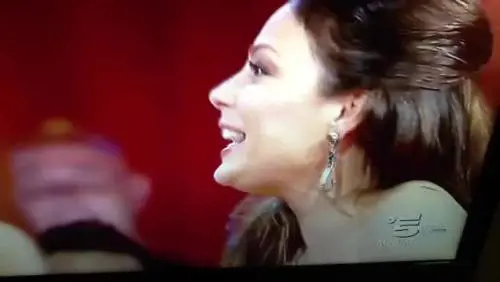 Bacio saffico tra Efe Bal e Naike Rivelli