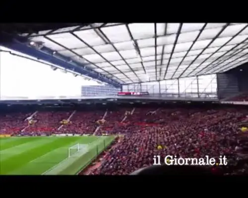 L'applauso dei tifosi a Rio Ferdinand per la morte della moglie