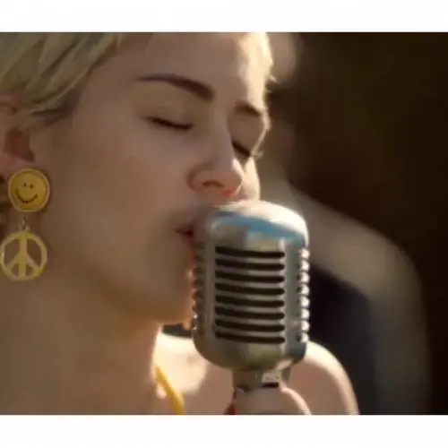 Miley Cyrus in versione hippie per Leelah Alcorn