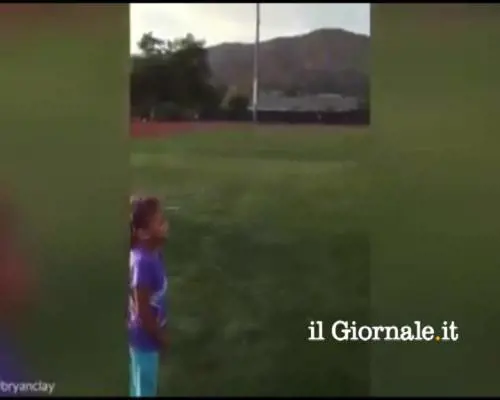 Il campione olimpico toglie il dentino alla figlia con il giavellotto