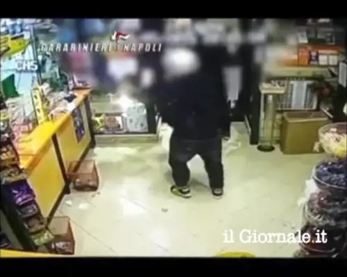 Napoli, proprietaria chiude i rapinatori nel negozio e attende i carabinieri