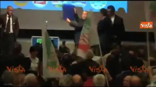 Il Cav inciampa sul palco: "Colpa della sinistra"