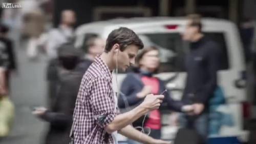 Svizzera, polizia lancia video-campagna choc contro pedoni "distratti"
