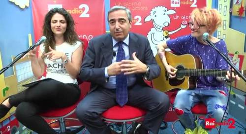 Il rap di Gasparri per Fedez: "Sei un gran coniglio"