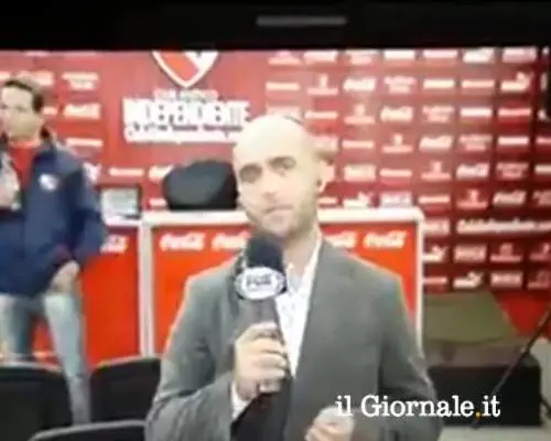 Tifoso ruba tablet alle spalle del reporter