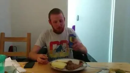 Perde la scommessa e deve mangiarsi il cappello