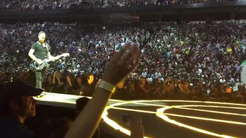 U2, The Edge cade dal palco 