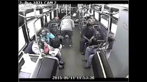 Gli passa accanto in autobus e lo accoltella senza motivo