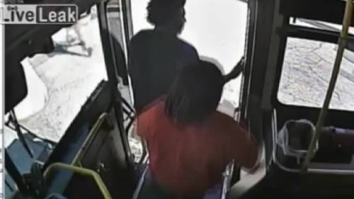 Scontro tra autobus e treno ad Atlanta: le immagini choc dell'incidente