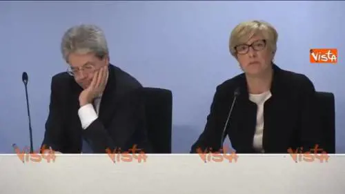 Pinotti: "Non c'è alcuna prova di terroristi sui barconi"