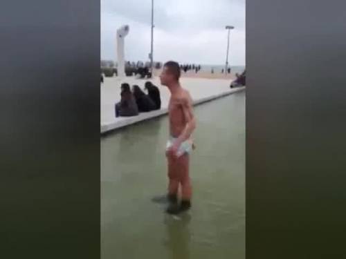Pescara, "Il Monnaliso" inneggia a Corona