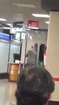 La scenata di Formigoni all'aeroporto