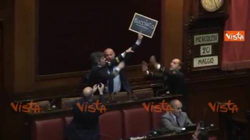 La lavagna di Rampelli in Aula: "Governo bocciato"