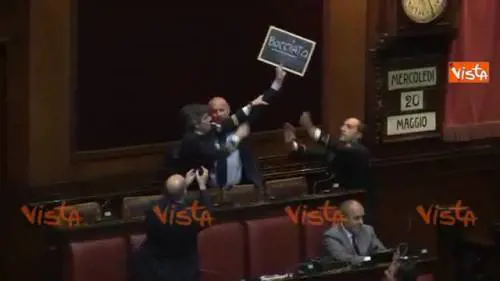 La lavagna di Rampelli in Aula: "Governo bocciato"
