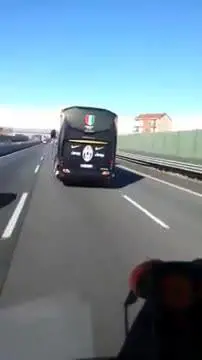 Gaffe della Juventus: Tricolore al contrario sul pullman 