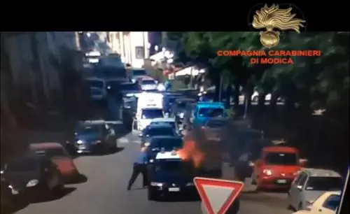Ragusa, dà fuoco all'auto dei carabinieri