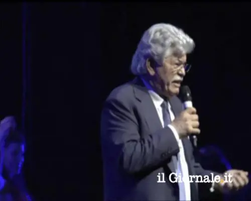 Razzi si esibisce a teatro