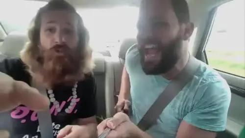 Si riprendono mentre cantano, poi lo schianto