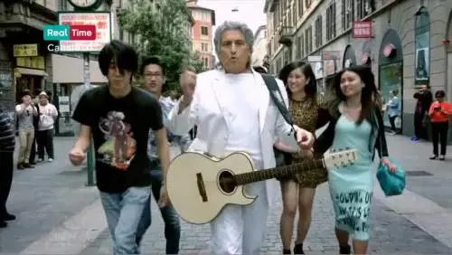 Toto Cutugno  canta in cinese per le vie di Milano