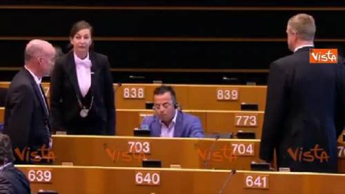 Buonanno viene espulso ma si rifiuta di uscire: bagarre al parlamento Ue