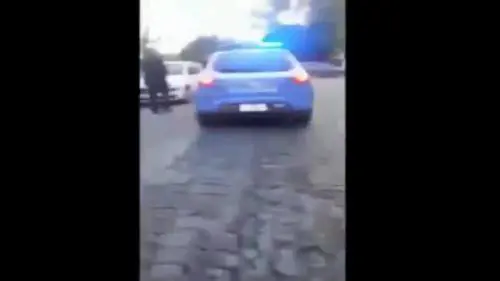 Il drammatico video dei passanti travolti dai rom