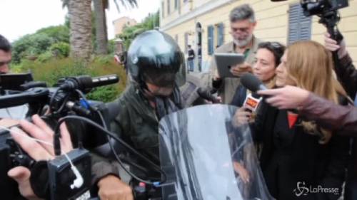 Fuori dal seggio Grillo evita tutti: fuga in moto 