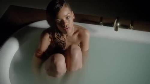 Rihanna, bagno sexy nella vasca poi quel rumore imbarazzante