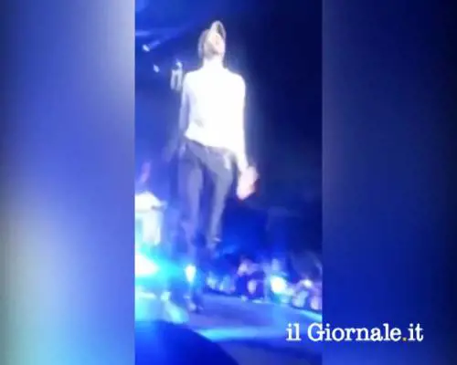 Iglesias si ferisce sul palco