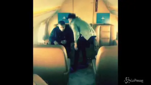 Justin Bieber bacia l'amico: "Non sono gay"