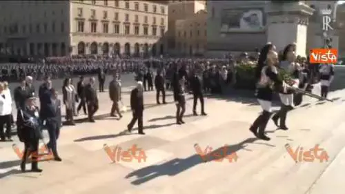 Mattarella e la Pinotti all'Altare della Patria