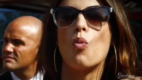 Elisabetta Canalis provoca e bacia 'tutti'