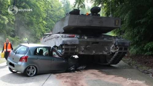 Germania, auto viene schiacciata da carro armato
