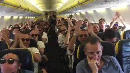 Alba Parietti, fan in delirio sul volo per Ibiza