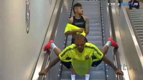 Dani Alves, follia Barcellona sulle scale mobili