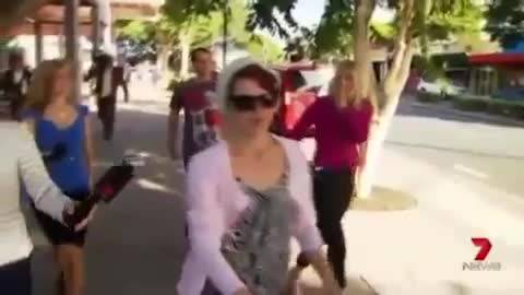 Giornalista vuole intervistarla Le spegne sigaretta in faccia