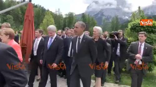G7, foto di gruppo dei leader in mezzo alle montagne