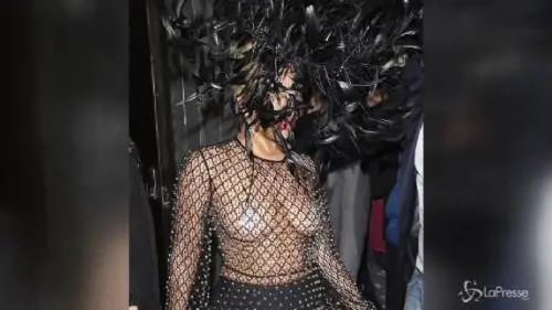Piume, slip e copricapezzoli luccicanti: Lady Gaga da carnevale