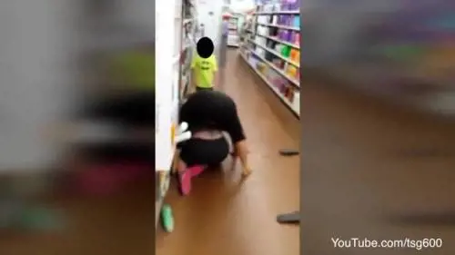Rissa al supermercato, la donna la figlio: "Picchia anche tu"