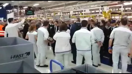 Non dà la mano a Renzi
