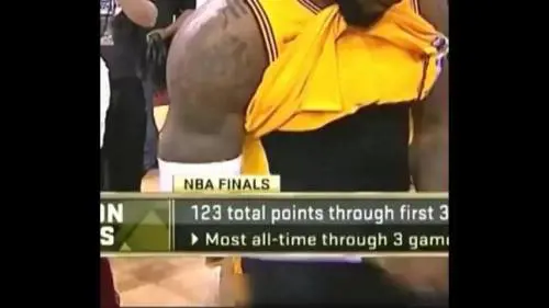 LeBron si sistema i pantaloncini, e mostra tutto alle telecamere