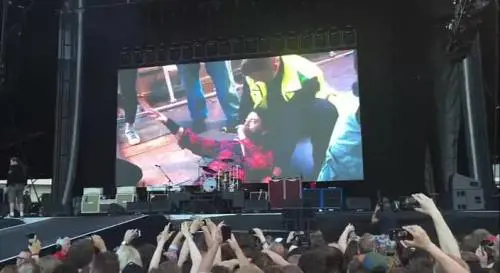 Dave Grohl si rompe un gamba, il concerto continua