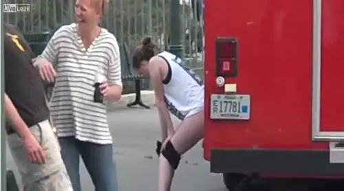 Si mette dietro l'autobus e fa la pipì in pieno centro