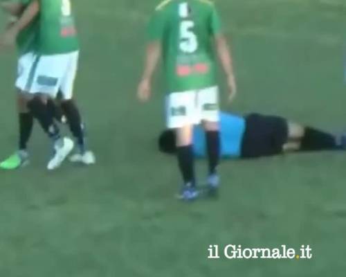 Il calciatore viene ammonito e stende l'arbitro con un pugno