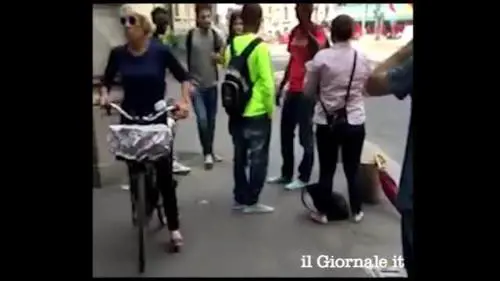 Migranti contro questuante
