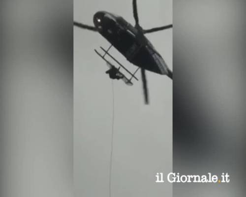 L'esibizione finisce male. Poliziotto cade dall'elicottero