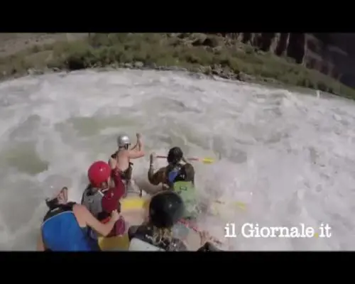 Rafting, la guida viene sbalzata fuori dal canotto